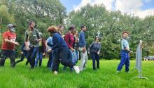 mensen spelen 1-2-3 piano op een grasveld tijdens de teamdag van De RuimteVaart